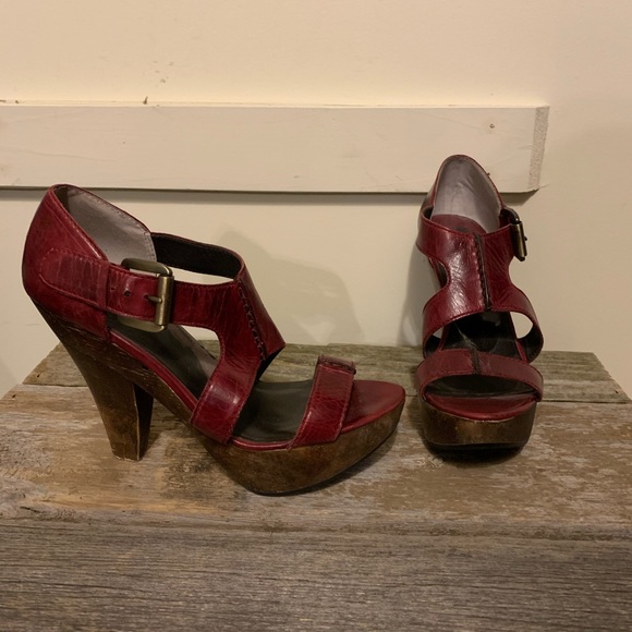 Max Studio red leather and wood heels. - Picture 2 of 6